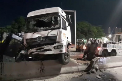 Tombamento de carreta interdita Avenida Brasil