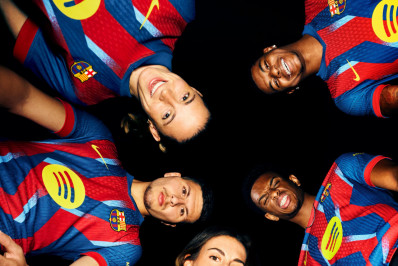 Barcelona lança camisa em homenagem a jogo que teve atuação histórica de Ronaldinho