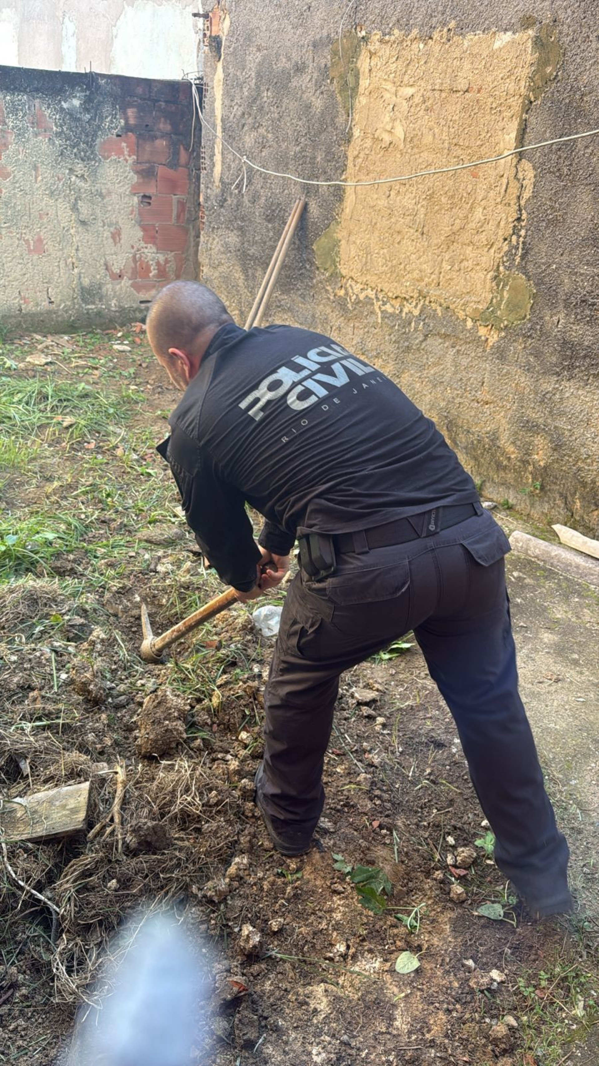 Durante as buscas no im&oacute;vel, os policiais localizaram drogas enterradas no quintal - Divulga&ccedil;&atilde;o / Pol&iacute;cia Civil