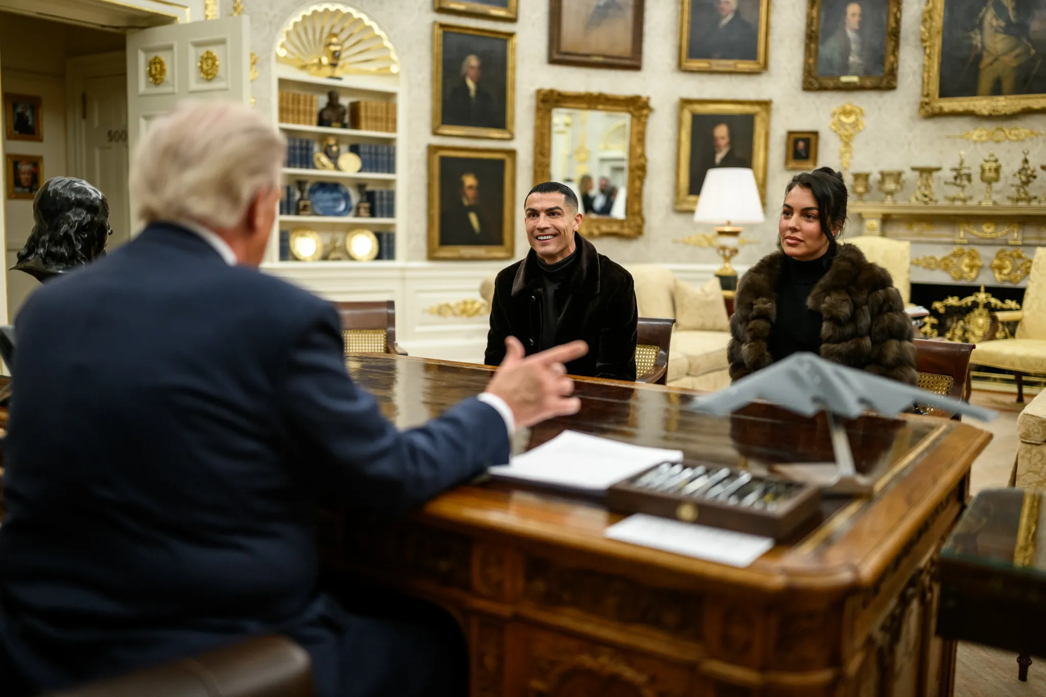 Cristiano Ronaldo e sua noiva, Georgina Rodríguez, foram recebidos por Donald Trump na Casa Branca - Divulgação / White House