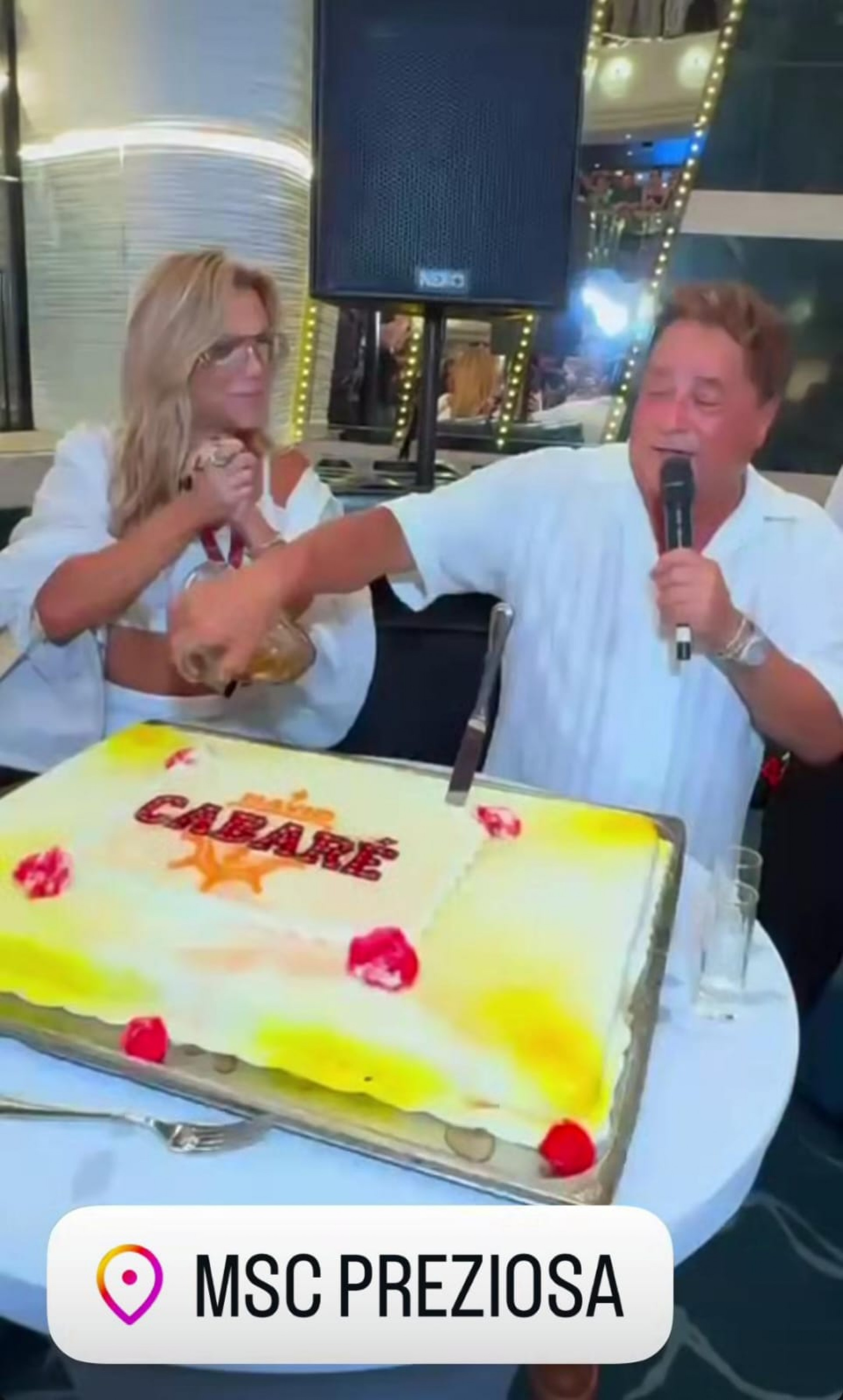 Ao lado de Poliana Rocha, Leonardo derrama cachaça em bolo durante o 'Navio Cabaré 2025' - Reprodução de vídeo / Instagram