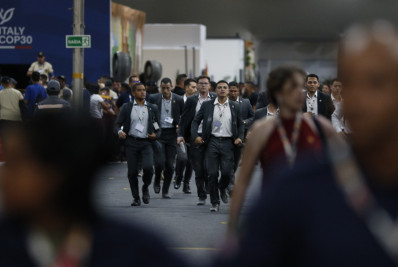 Mídia internacional destaca caos, fuga de delegados e imagens fortes após incêndio na COP30