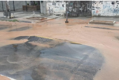 Vazamento de água complica trânsito na Taquara