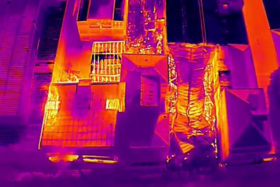 Vídeo: Incêndio atinge rua comercial e provoca queda de telhado em SP