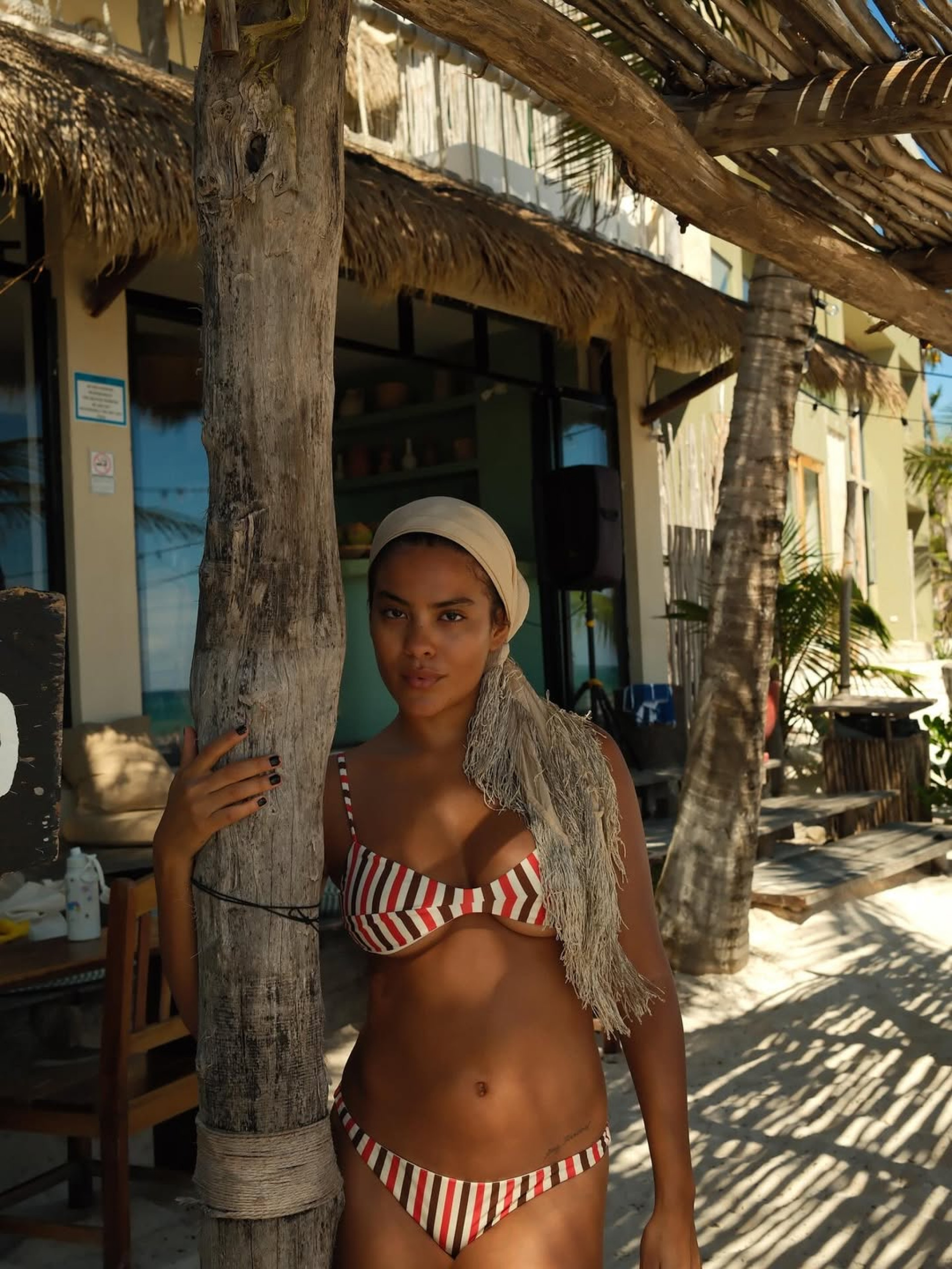  Bella Campos usa lenço no cabelo em praia no México - Reprodução / Instagram