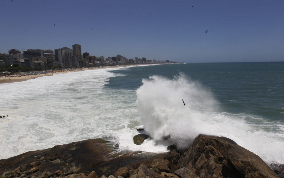 Com aviso de ressaca, ondas podem chegar até 2 metros