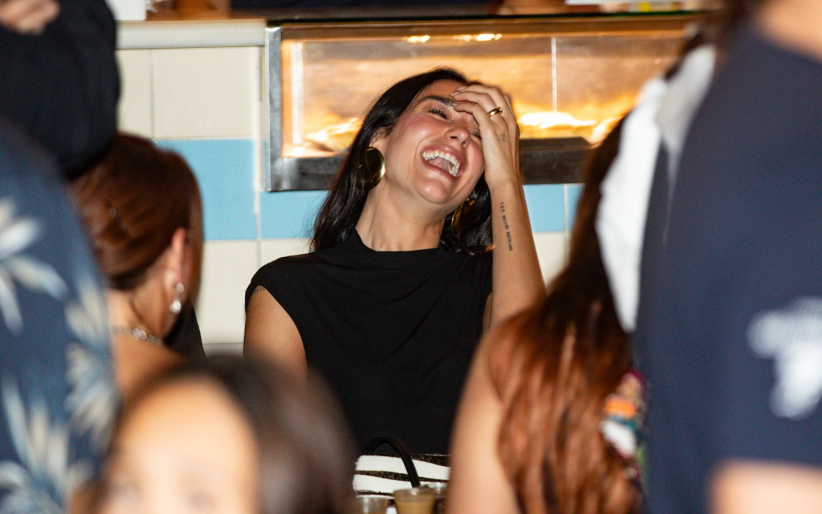 Dua Lipa aproveita momento de descontração com amigos em Botafogo