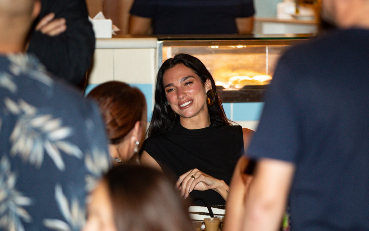 Dua Lipa conversa com amigos em barzinho no Brasil