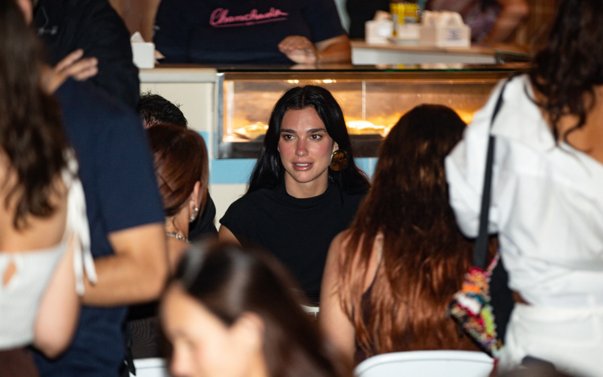 Dua Lipa aproveita passagem pelo Brasil em barzinho na Zona Sul do Rio