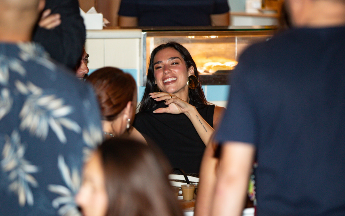 Dua Lipa se diverte em barzinho