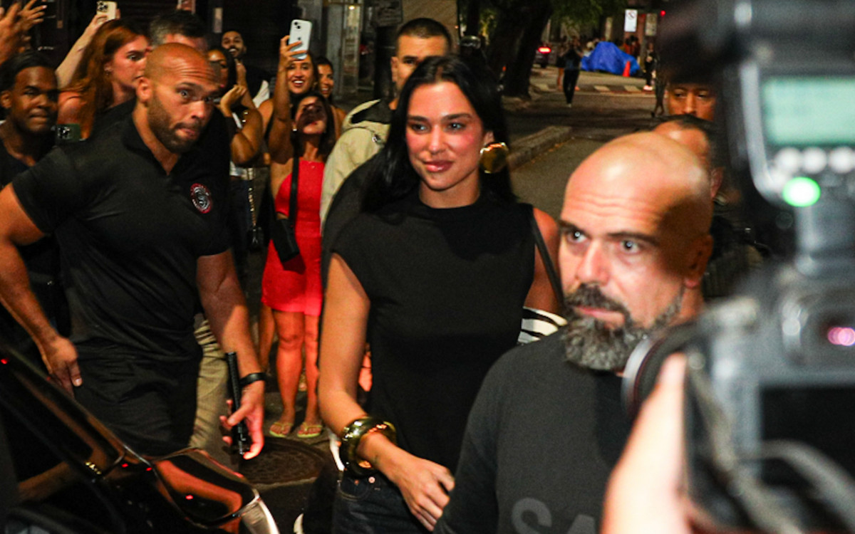 Dua Lipa deixa barzinho em Botafogo