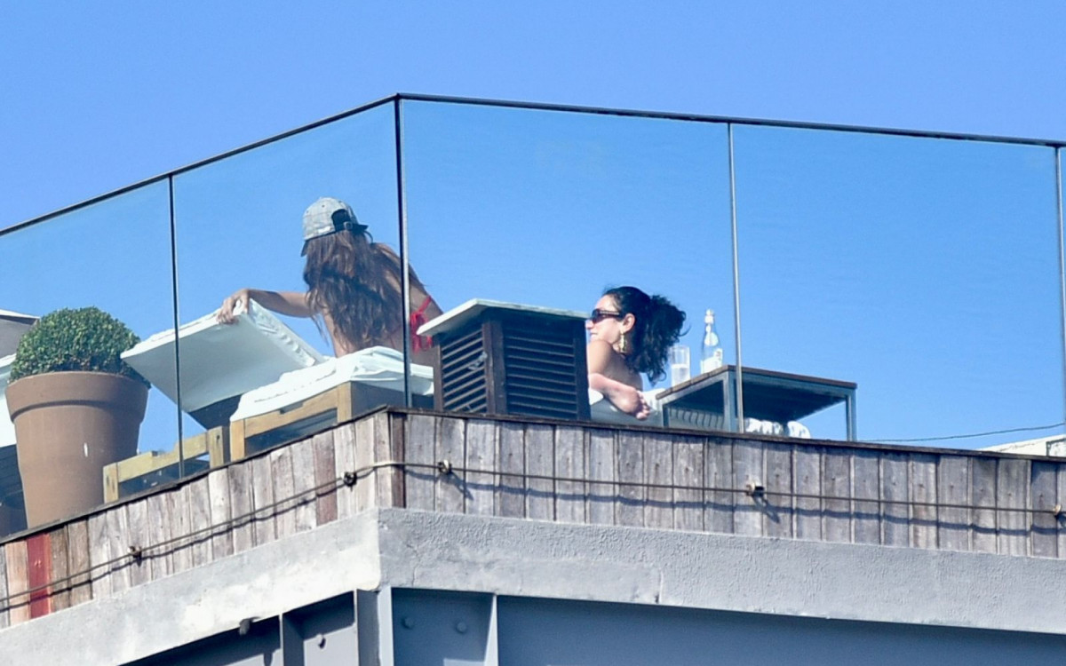 Dua Lipa aproveita dia ensolarado no Rio