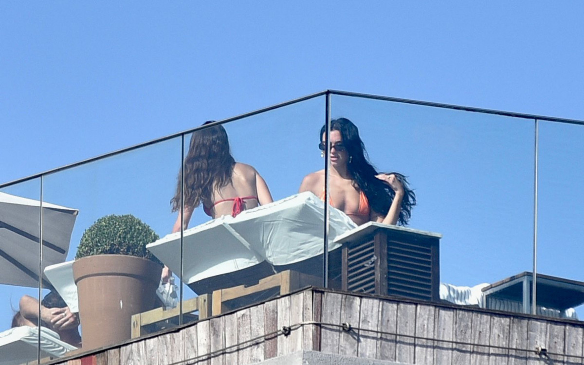 Dua Lipa renova bronzeado em hotel no Rio