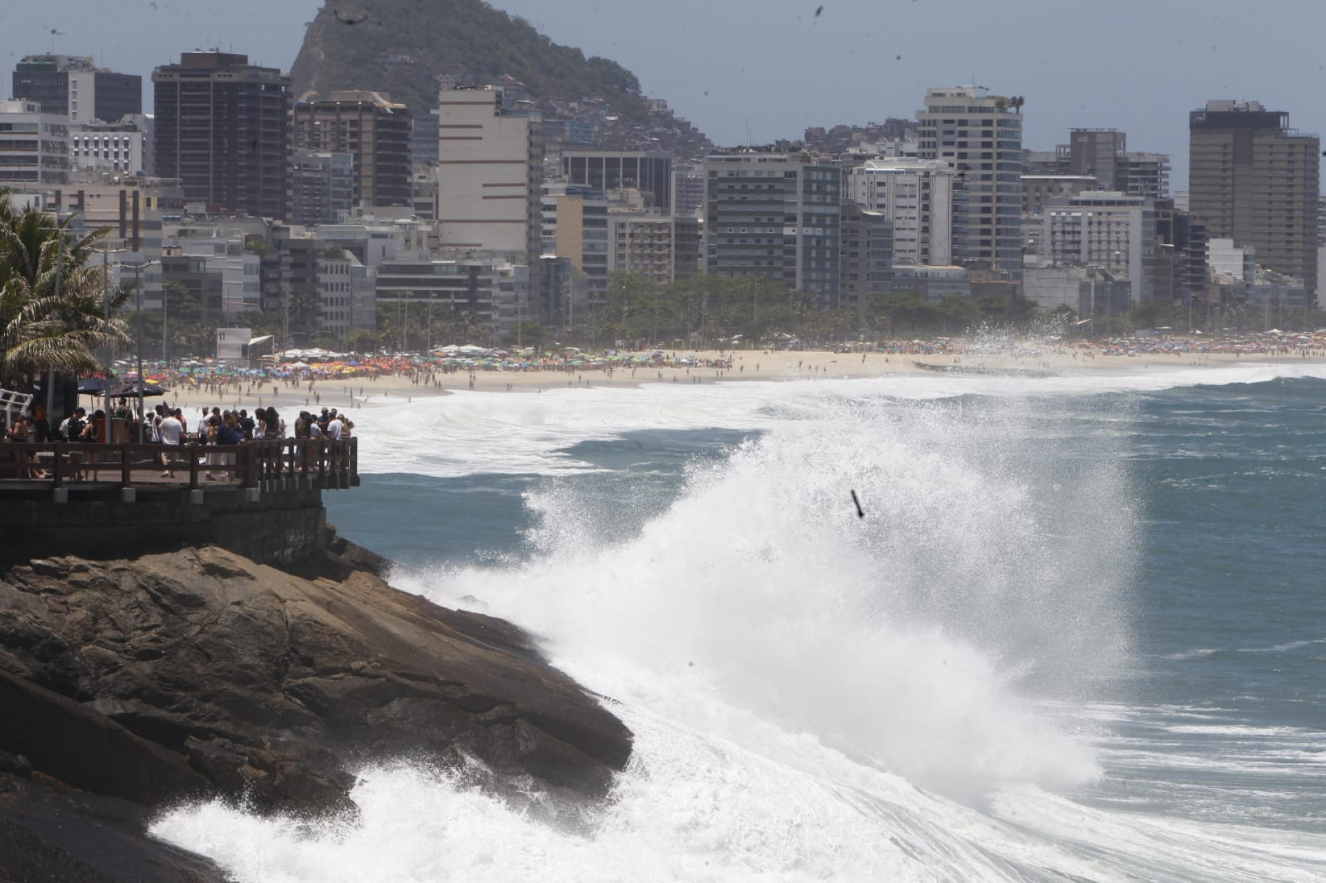 Com aviso de ressaca, ondas podem chegar até 2 metros - Reginaldo Pimenta/Agência O DIA