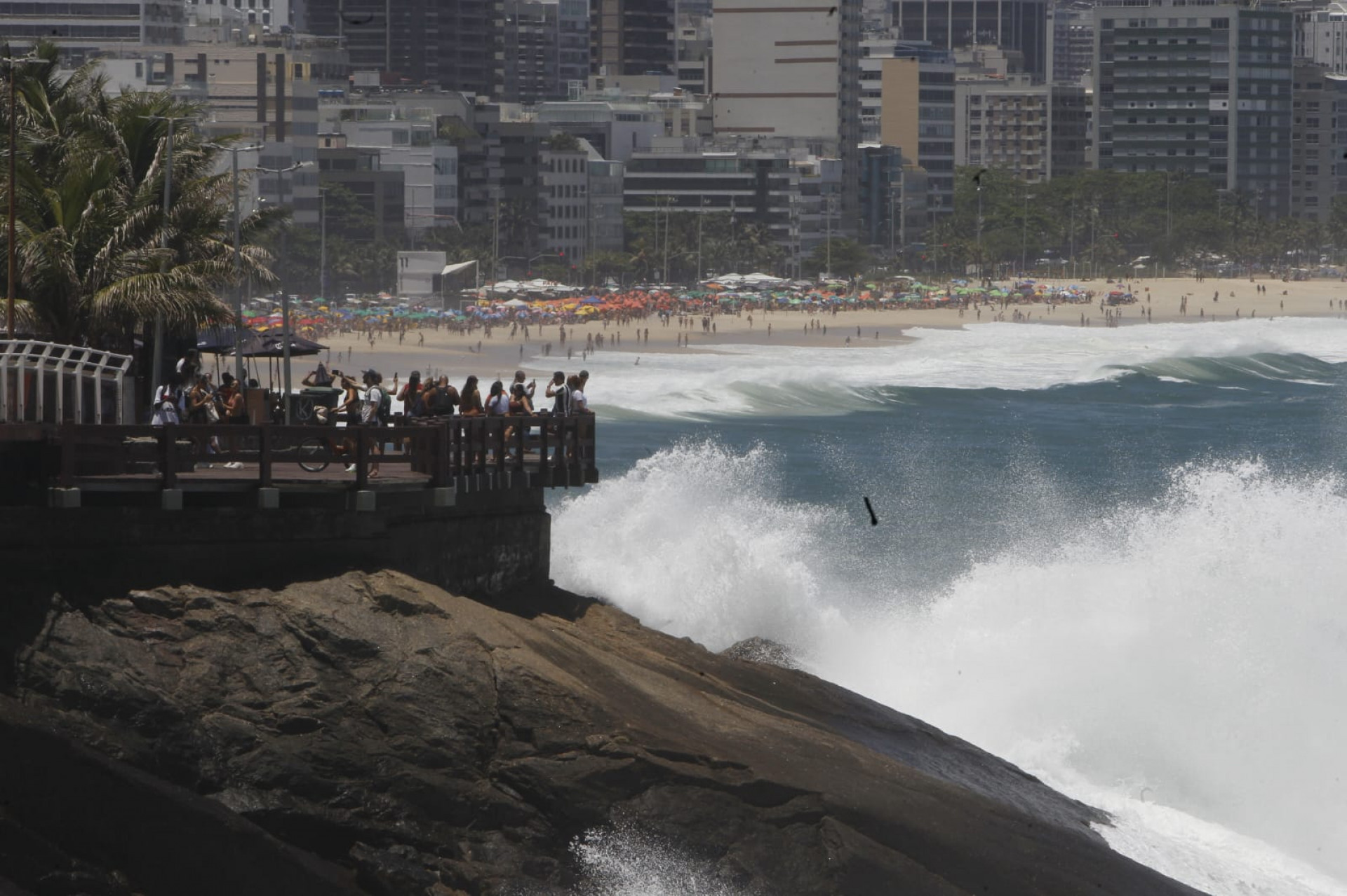 Com aviso de ressaca, ondas podem chegar até 2 metros - Reginaldo Pimenta/Agência O DIA