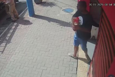 Vídeo: homem é flagrado furtando caixinha de Natal em Belford Roxo