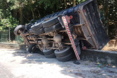 Caminhão tomba e interdita Grajaú–Jacarepaguá por mais de três horas