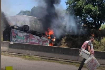 Caminhão tomba, pega fogo e interdita BR-101, em São Gonçalo