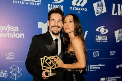 Nicolas Prattes celebra prêmio internacional de 'Melhor Ator' ao lado de Sabrina Sato