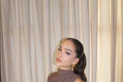 Mel Maia aposta em vestido com recorte sensual e famosas elogiam: 'Muito gata'