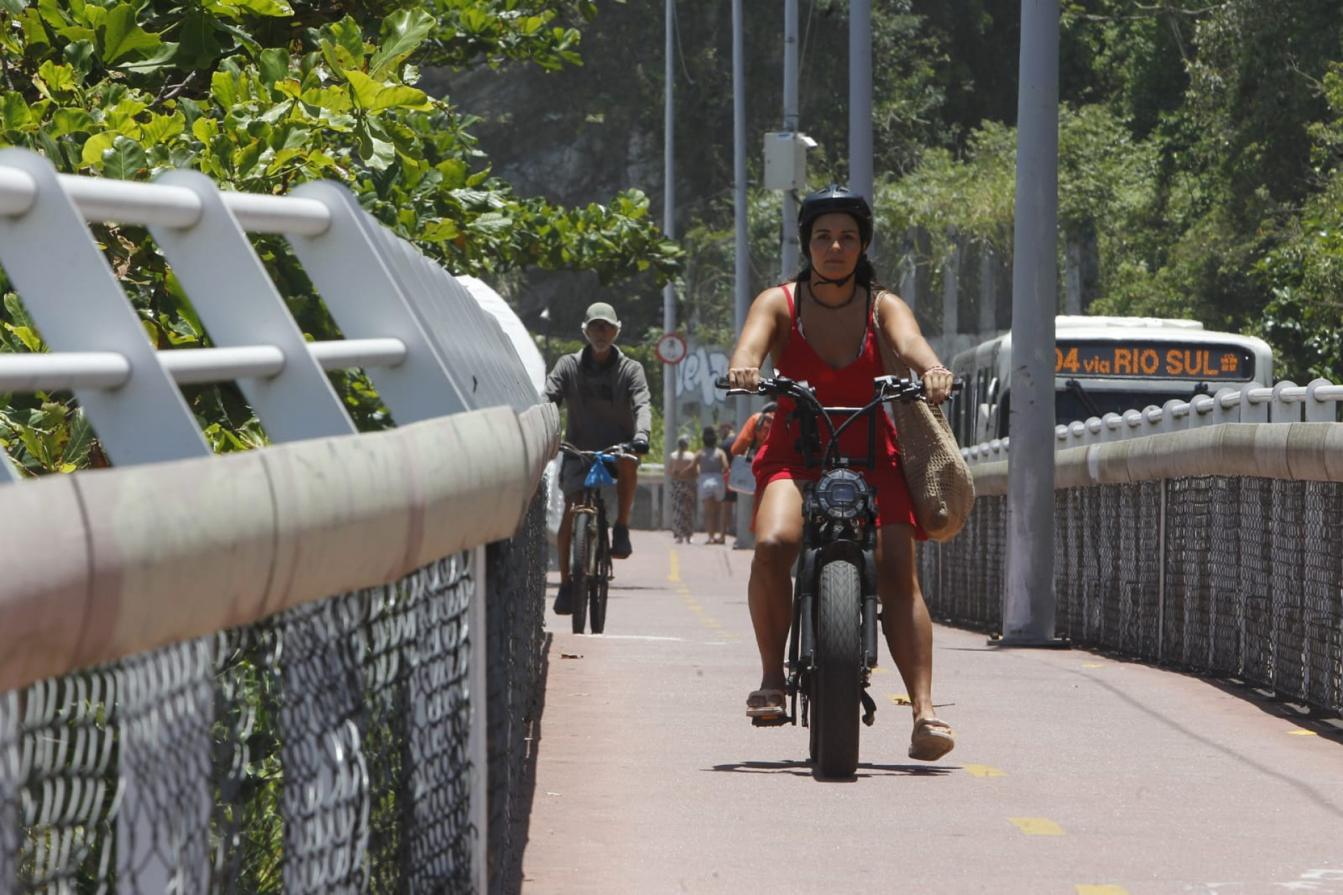 Mesmo com a interdição, ciclistas se arriscam na Ciclovia Tim Maia - Reginaldo Pimenta/Agência O DIA