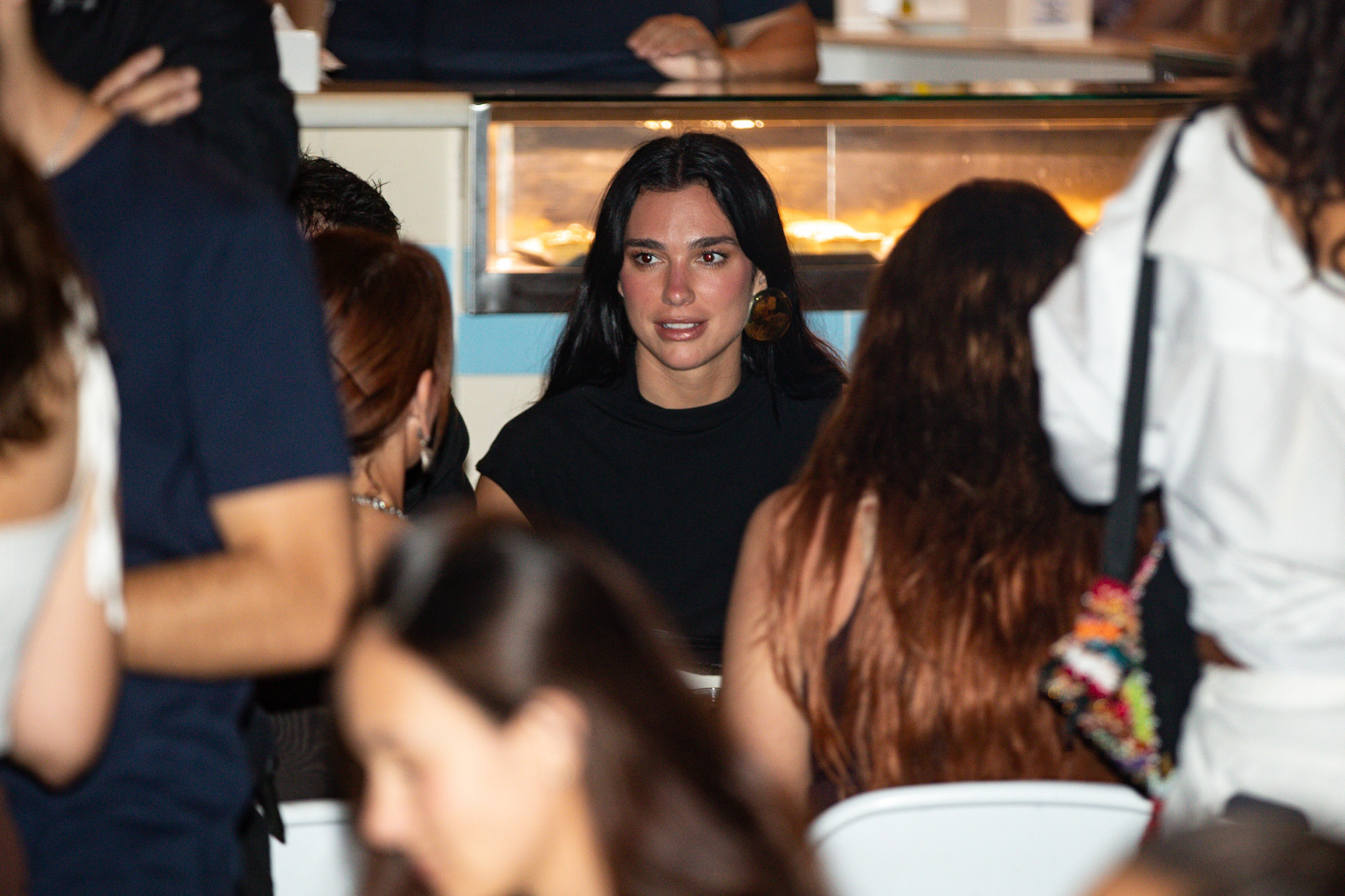 Dua Lipa curte noite em barzinho na Zona Sul do Rio - Victor Chapetta / Brazil News