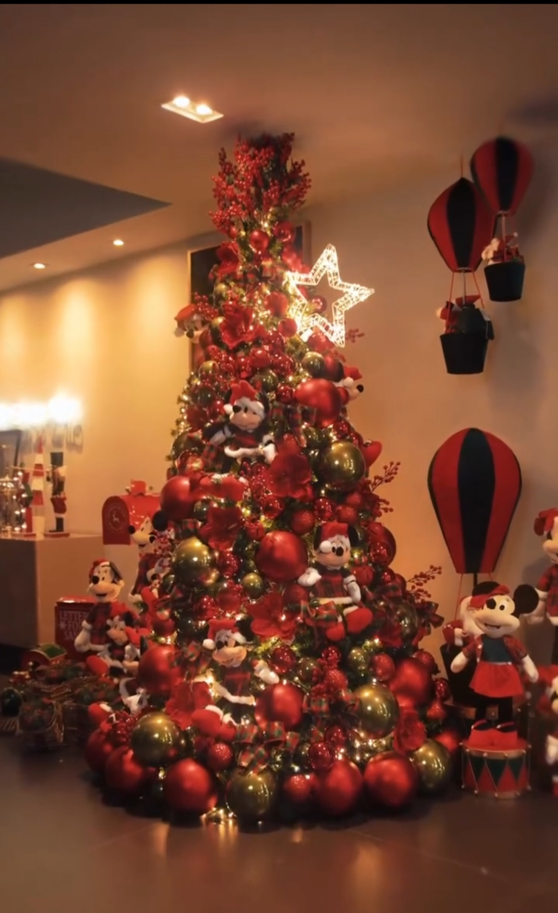 Decoração teve bonecos da Minnie e do Mickey vestidos com o tema natalino - Reprodução / Instagram