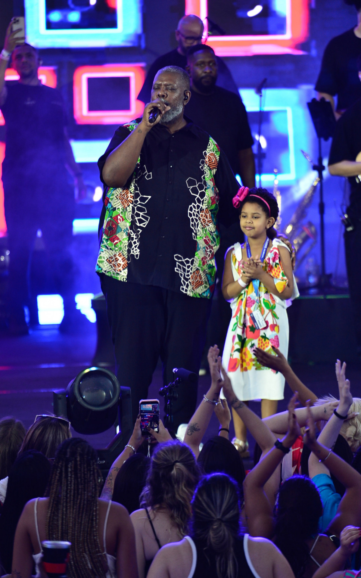 Péricles canta ao lado da filha caçula, Maria Helena, no cruzeiro do Sorriso Maroto