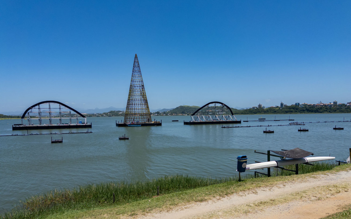 Vila do Papai Noel recebe os últimos retoques e já desperta o clima natalino na Praia Campista