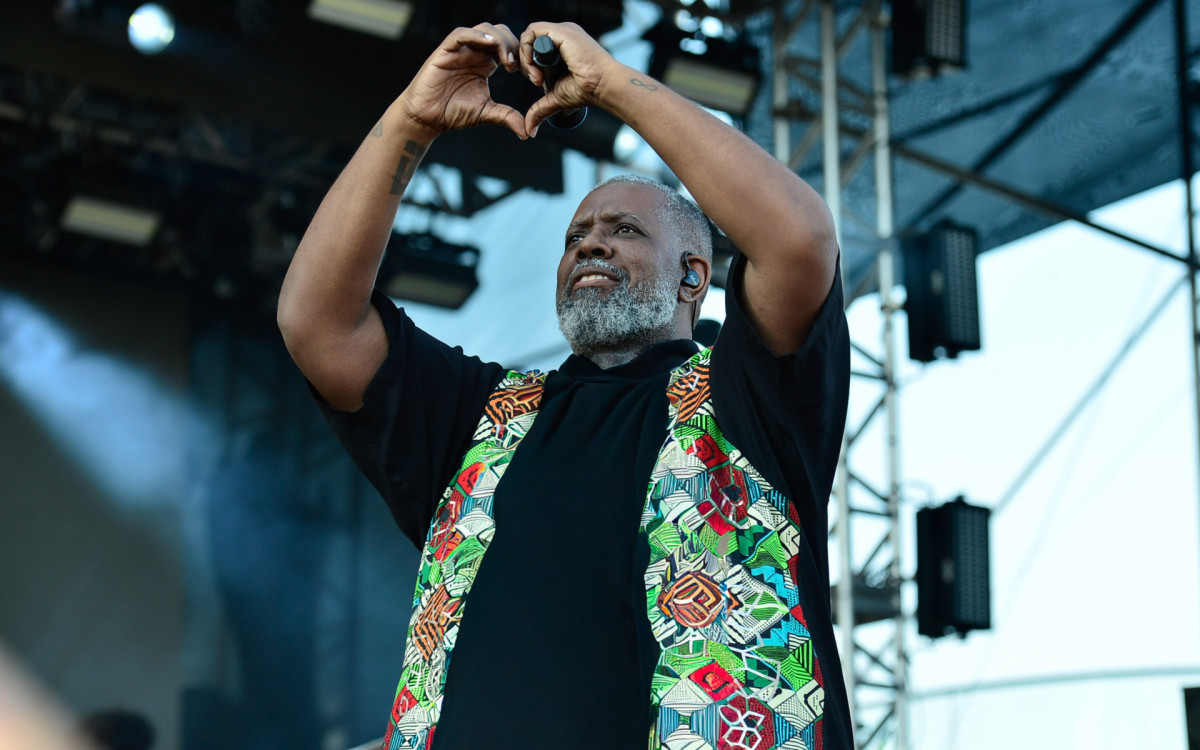 Péricles canta sucessos no \'Navio Sorriso Maroto\'