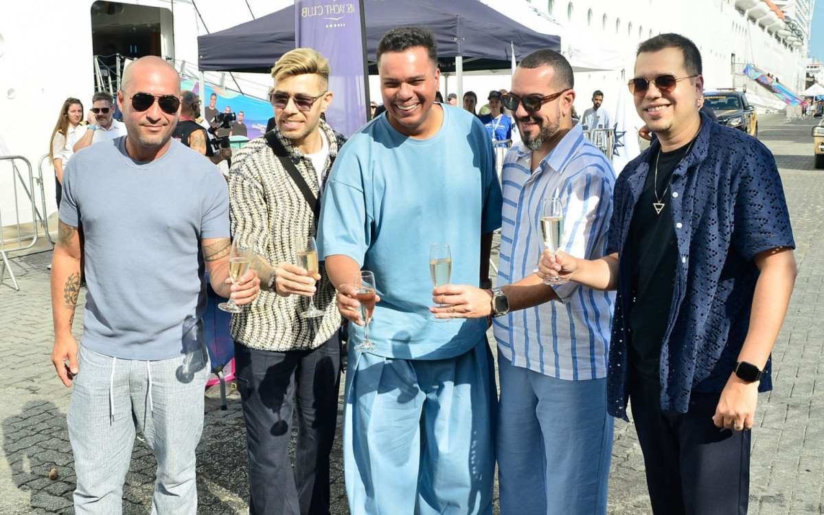 Sorriso Maroto chega ao navio no Porto de Santos, litoral de São Paulo