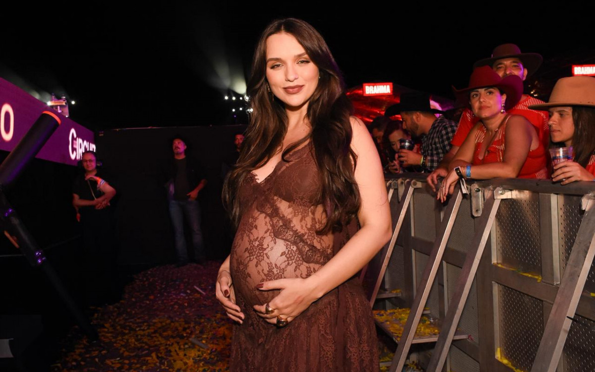 Rafa Kalimann exibe a barriga de oito meses no Caldas Country Festival 2025