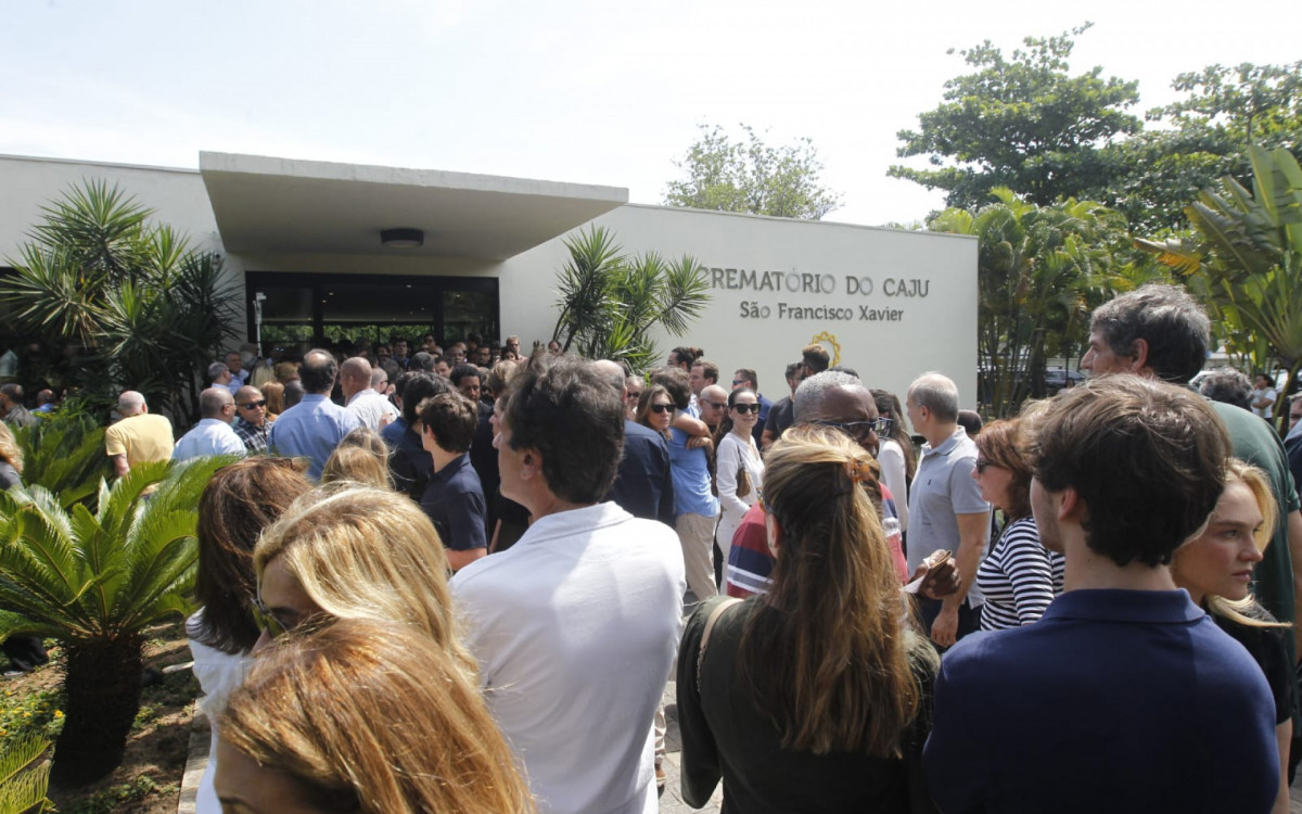Crematório São Francisco Xavier ficou lotado na tarde deste sábado