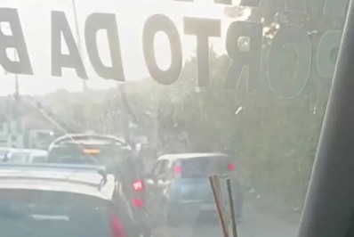 Escapando do trânsito: Veículo é flagrado circulando sobre calçada em Búzios