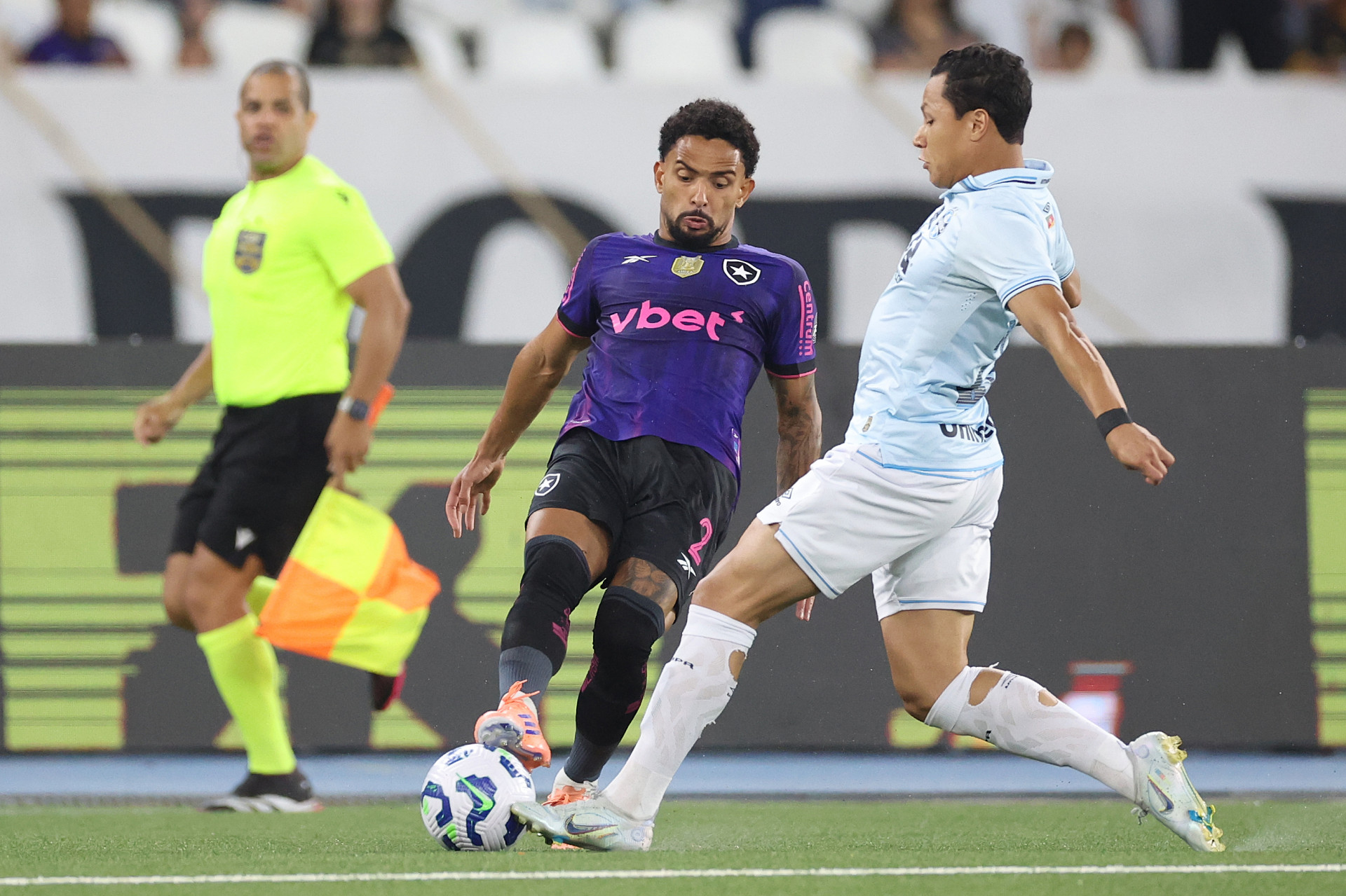 Vitinho em ação pelo Botafogo no duelo com o Grêmio, no Nilton Santos - Vítor Silva / Botafogo