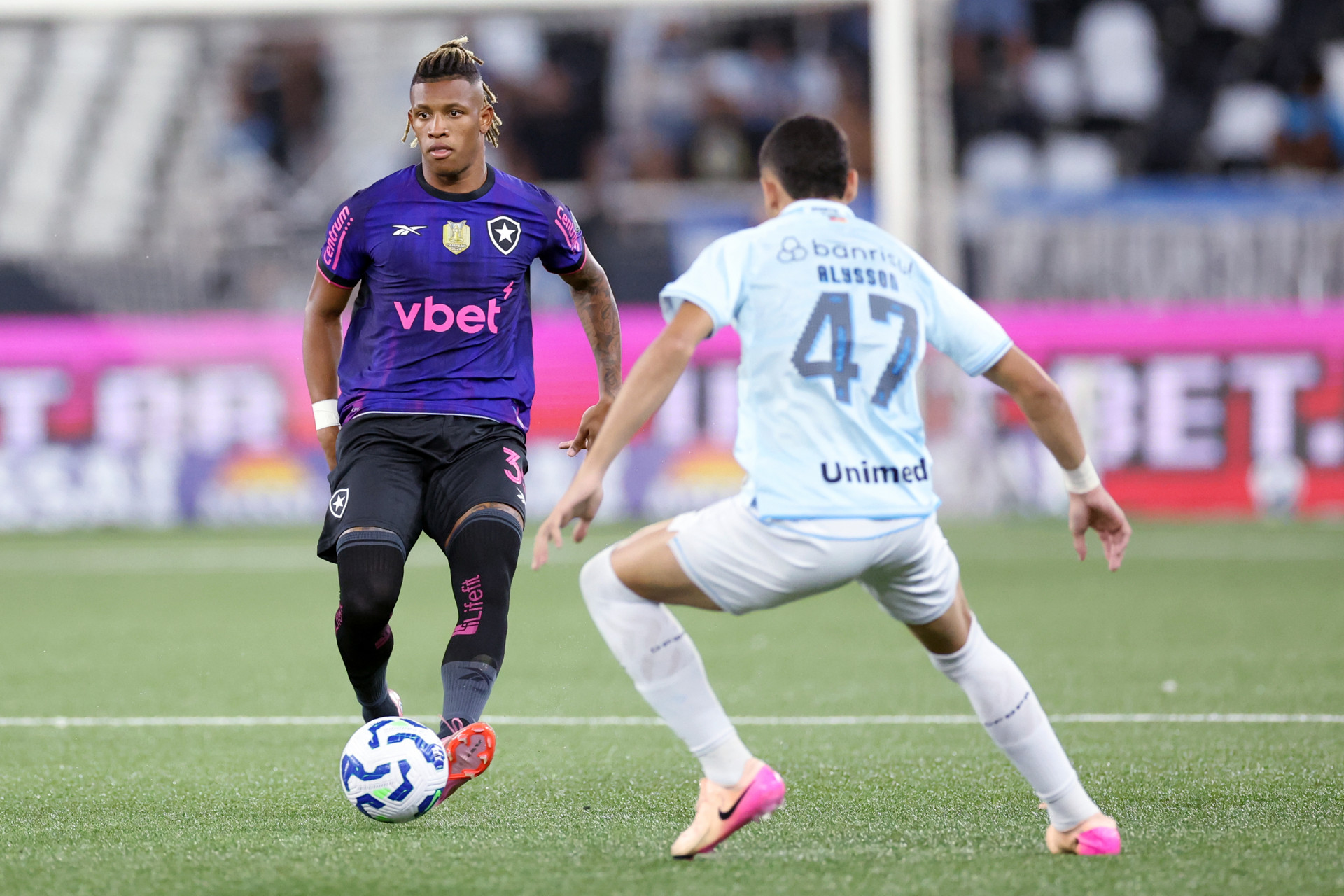 Danilo em a&ccedil;&atilde;o pelo Botafogo no duelo com o Gr&ecirc;mio, no Nilton Santos - V&iacute;tor Silva / Botafogo