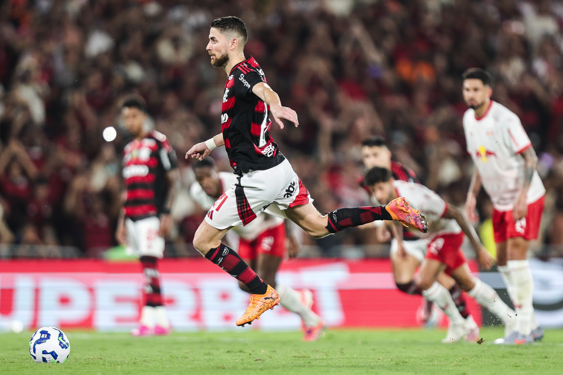 De pênalti, Jorginho marca pelo Flamengo sobre o Bragantino, no Maracanã - Gilvan de Souza / Flamengo