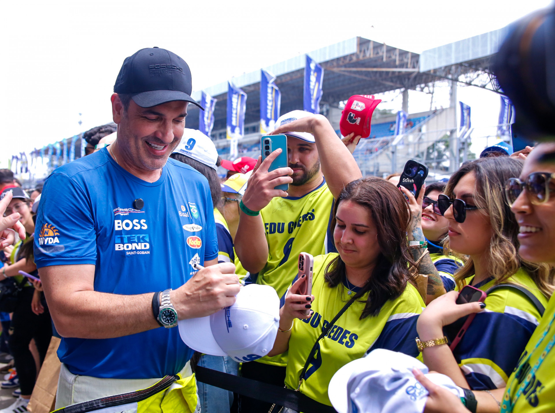 Edu Guedes atende fãs antes de corrida em São Paulo - Thiago Duran/BrazilNews 