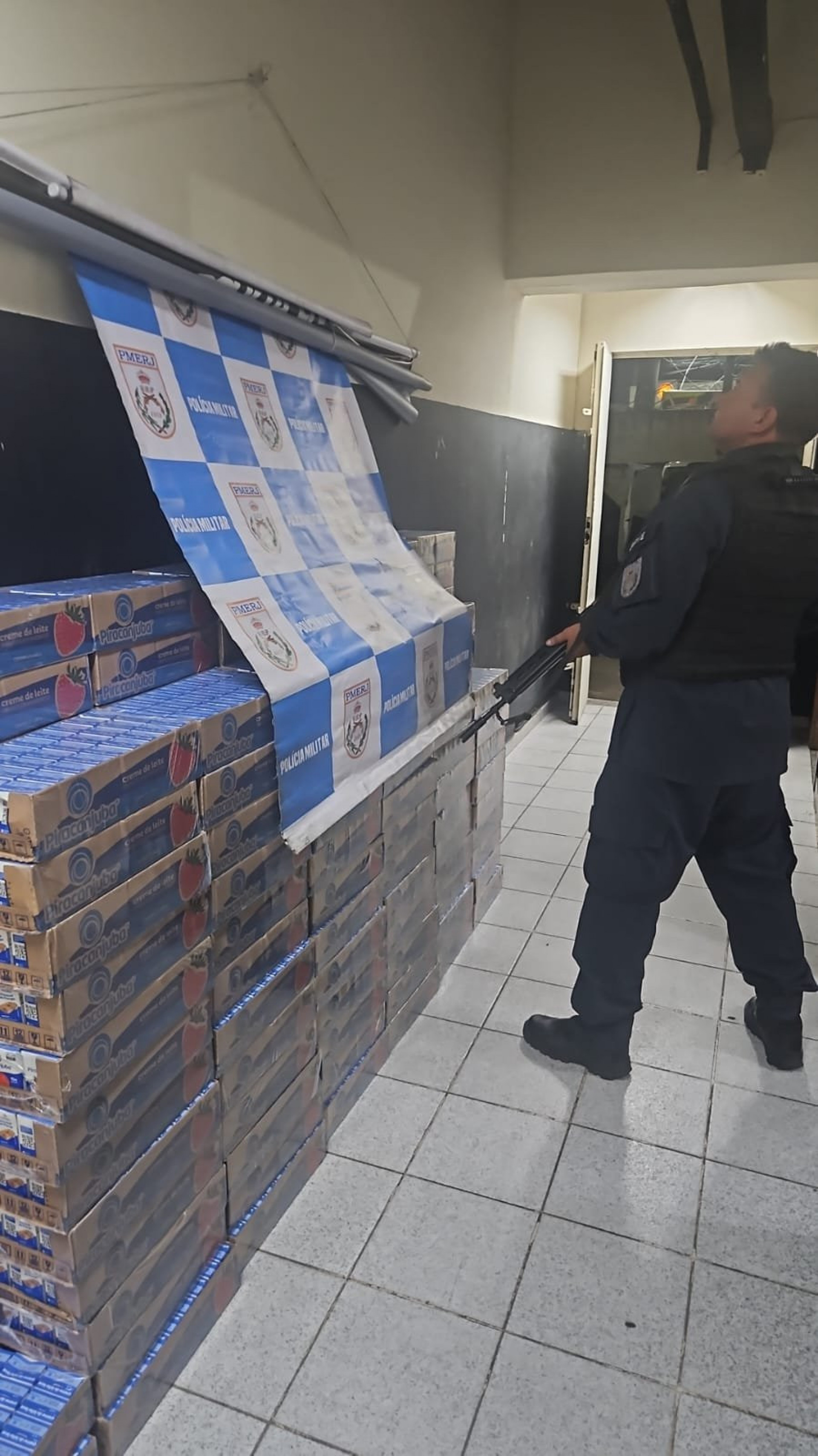 Carga de creme de leite apreendida na Avenida Brasil