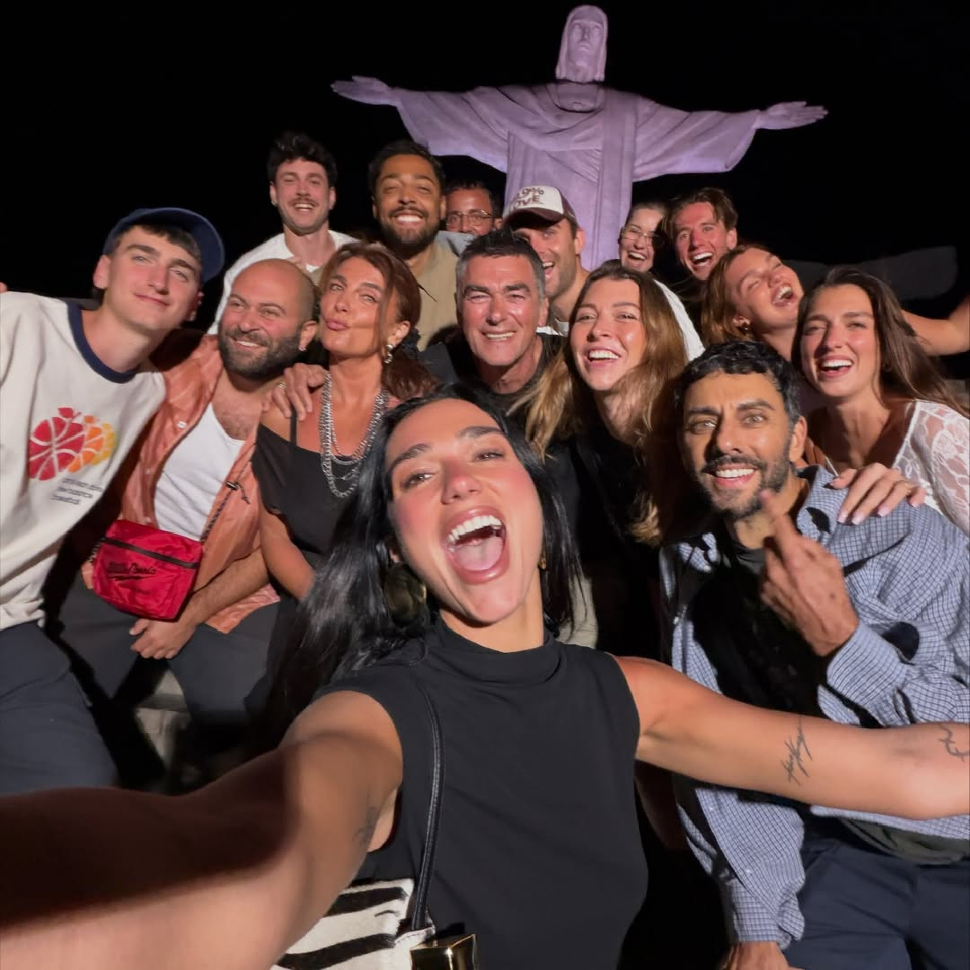 Dua Lipa visita Cristo Redentor com amigos - Reprodução / Instagram