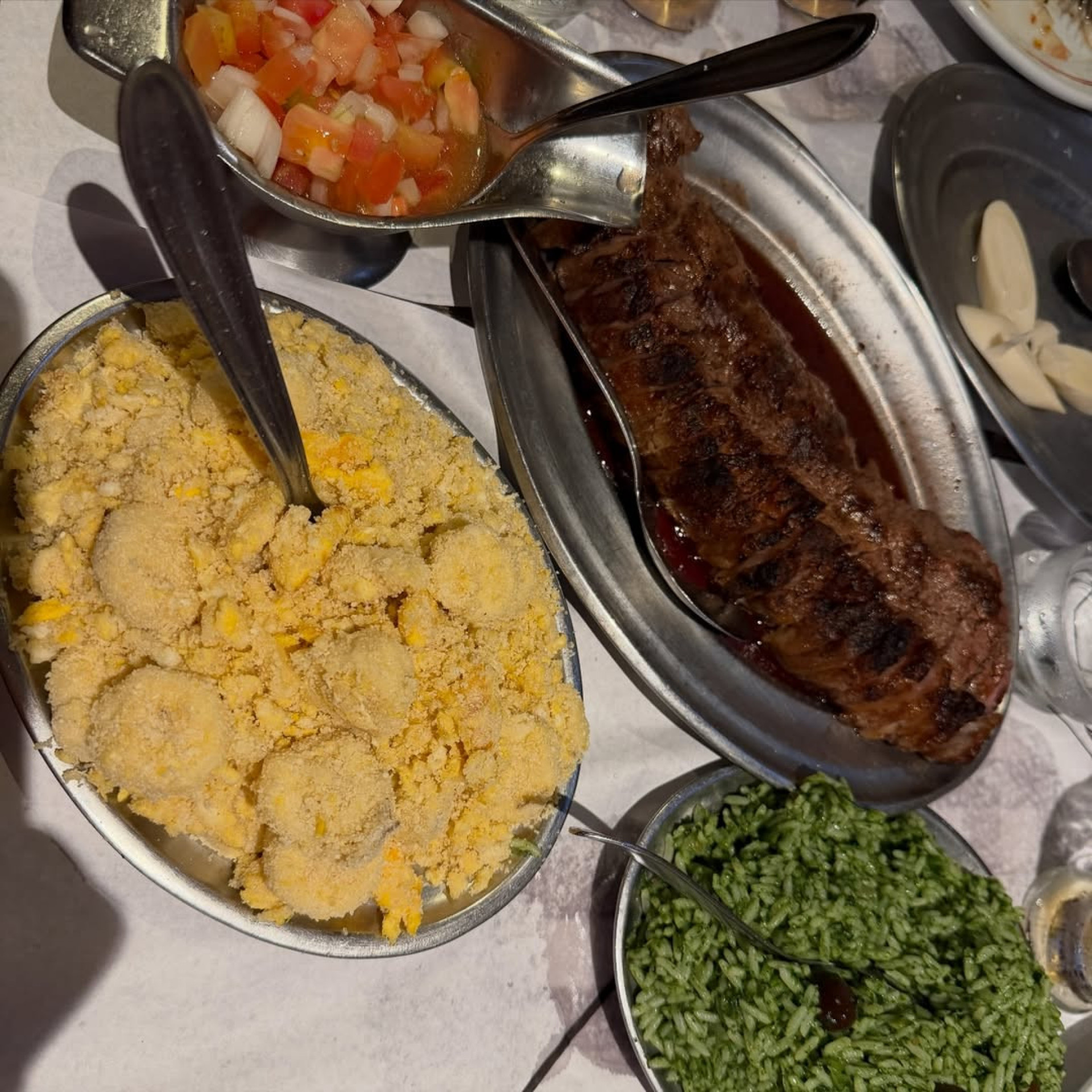 Dua Lipa prova comida brasileira - Reprodução / Instagram