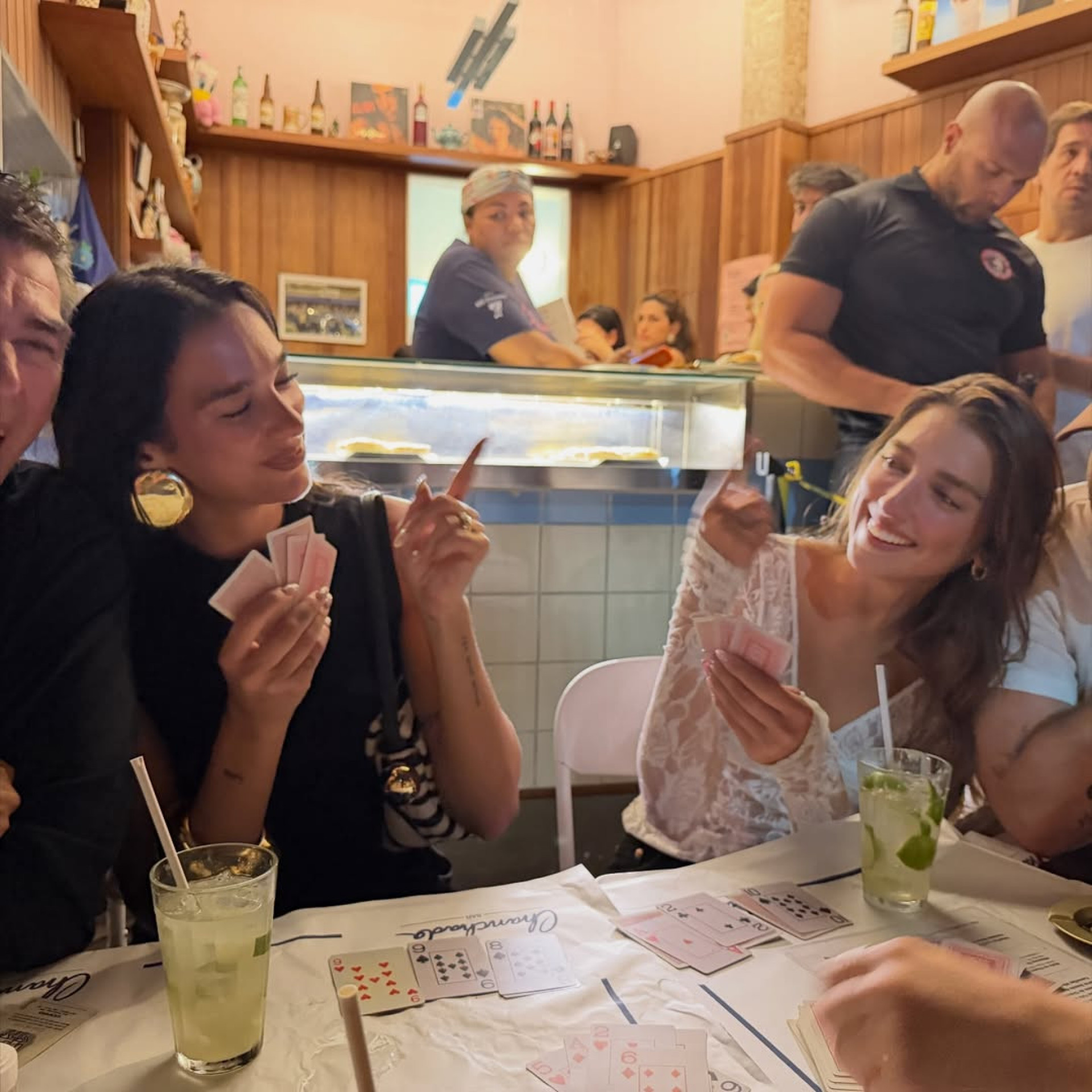 Dua Lipa joga baralho em bar no Rio - Reprodução / Instagram