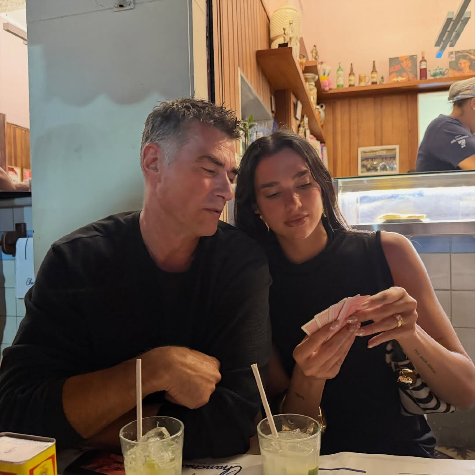 Bebendo caipirinha, Dua Lipa joga baralho em bar do Rio - Reprodução / Instagram