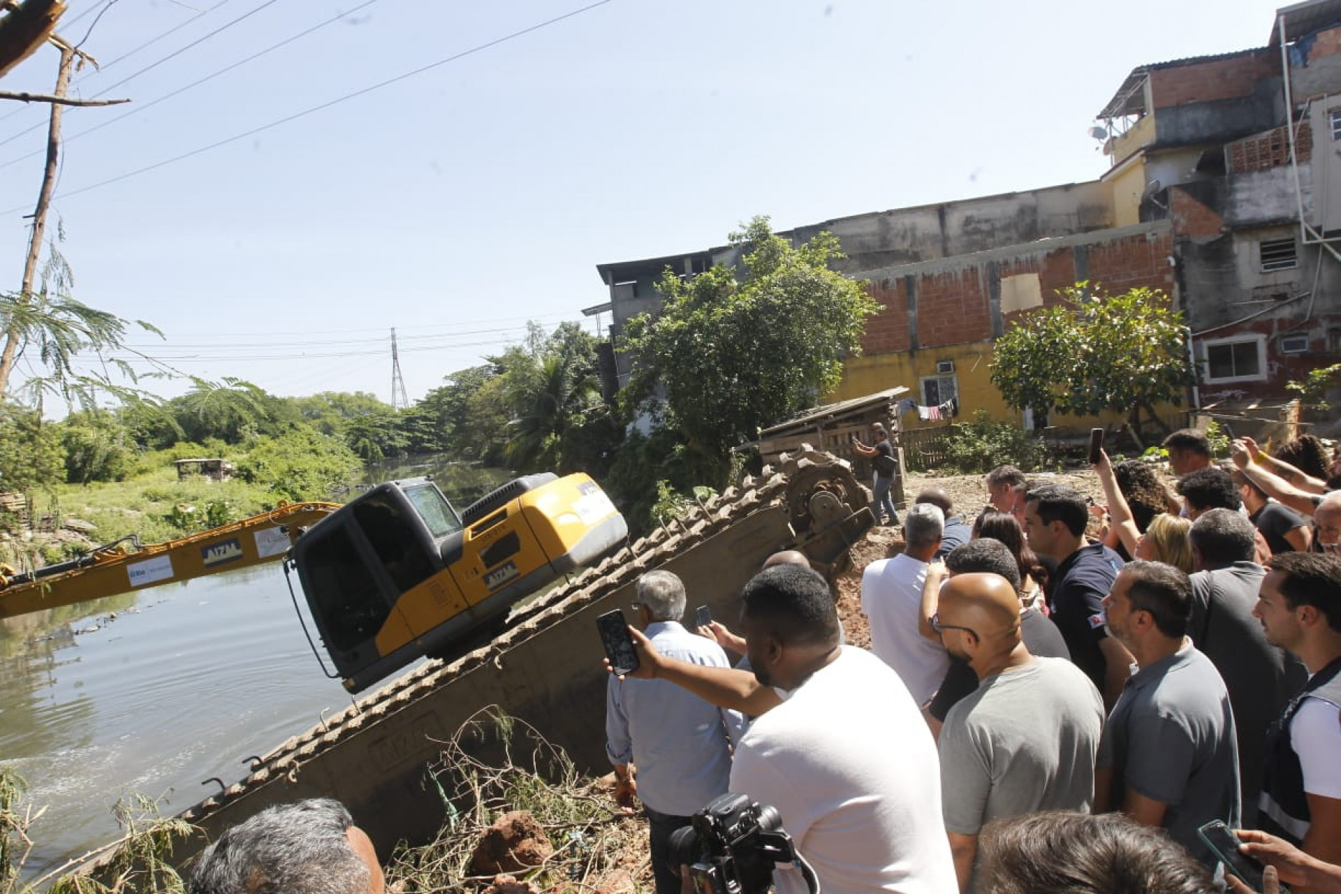 Os serviços de desassoreamento no Rio Acari estão sendo intensificados na manhã deste sábado (22) - Reginaldo Pimenta/Agência O DIA