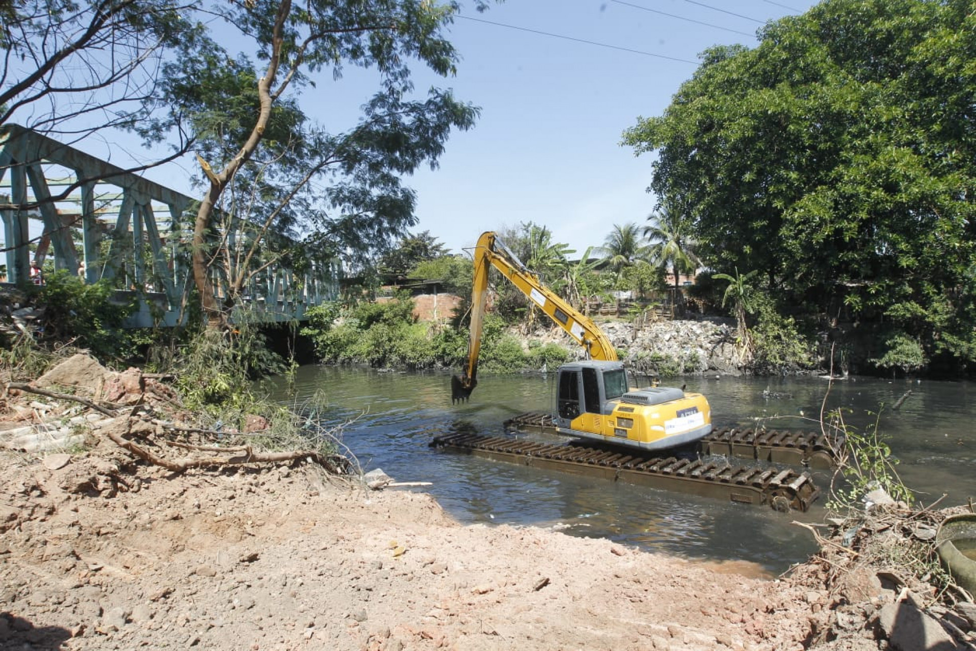 Os serviços de desassoreamento no Rio Acari estão sendo intensificados na manhã deste sábado (22) - Reginaldo Pimenta/Agência O DIA