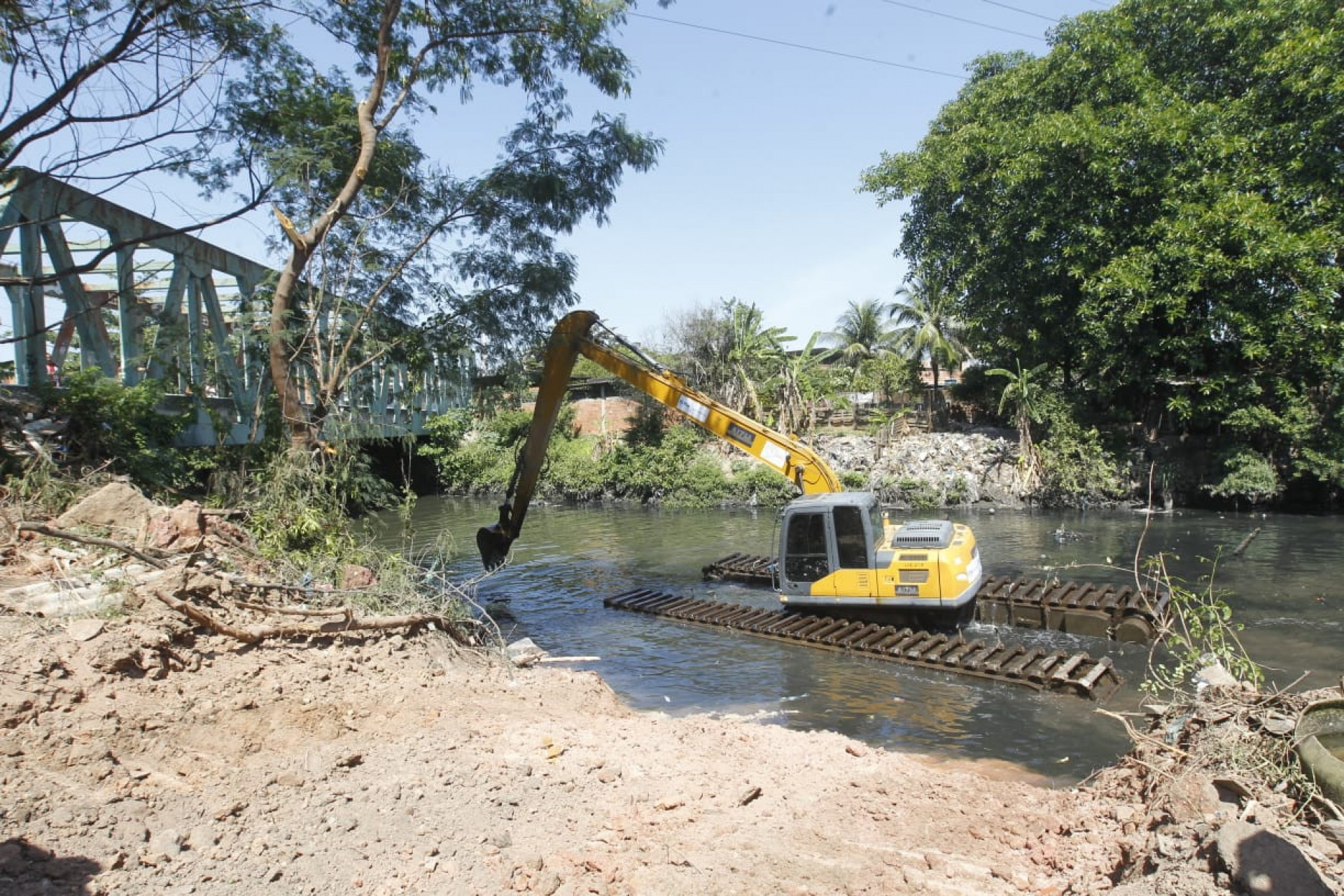 Os serviços de desassoreamento no Rio Acari estão sendo intensificados na manhã deste sábado (22) - Reginaldo Pimenta/Agência O DIA