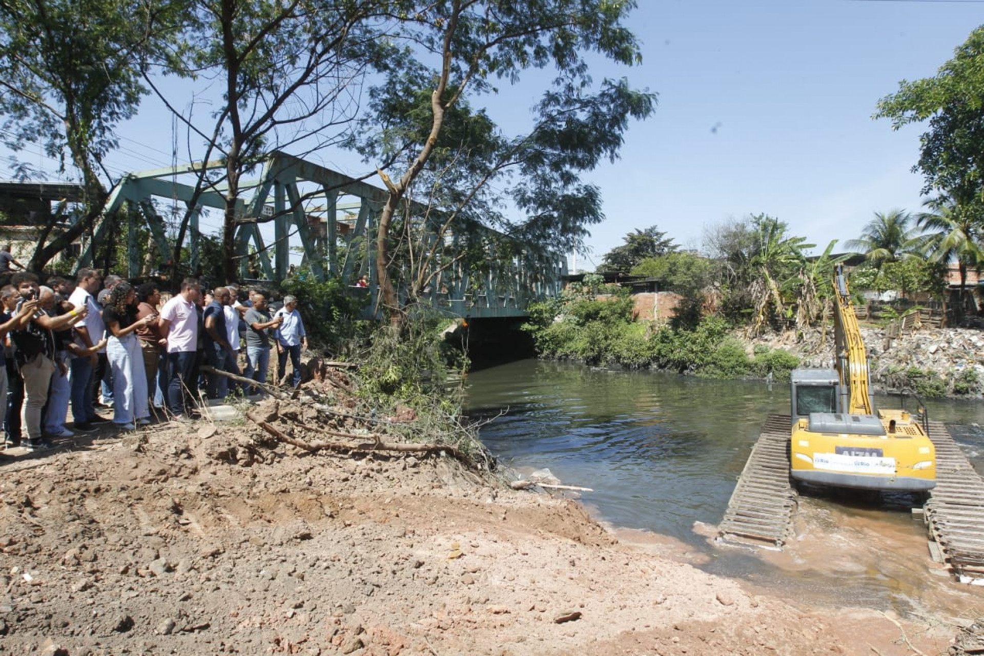 Os serviços de desassoreamento no Rio Acari estão sendo intensificados na manhã deste sábado (22) - Reginaldo Pimenta/Agência O DIA