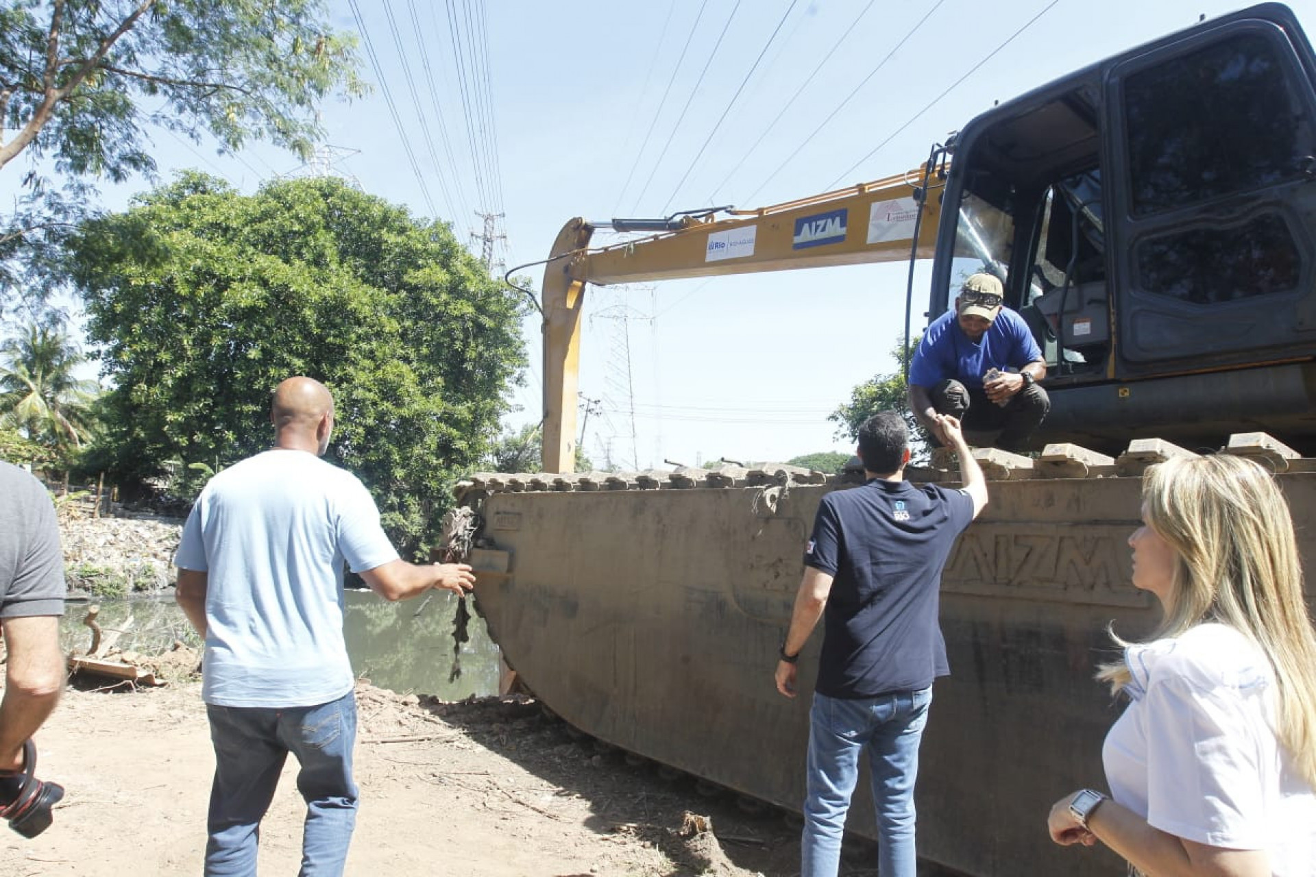 Os serviços de desassoreamento no Rio Acari estão sendo intensificados na manhã deste sábado (22) - Reginaldo Pimenta/Agência O DIA