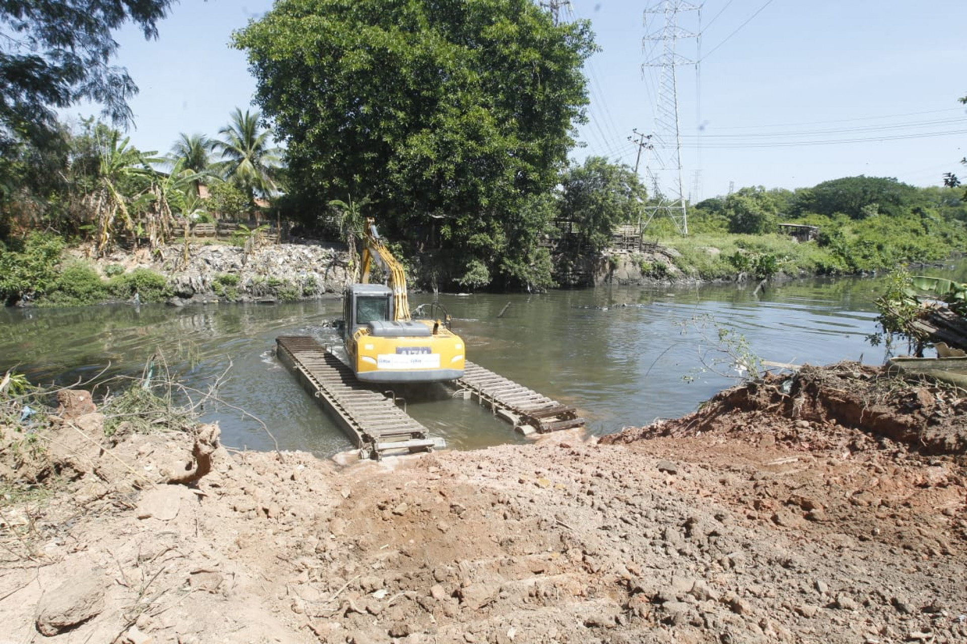 Os serviços de desassoreamento no Rio Acari estão sendo intensificados na manhã deste sábado (22) - Reginaldo Pimenta/Agência O DIA