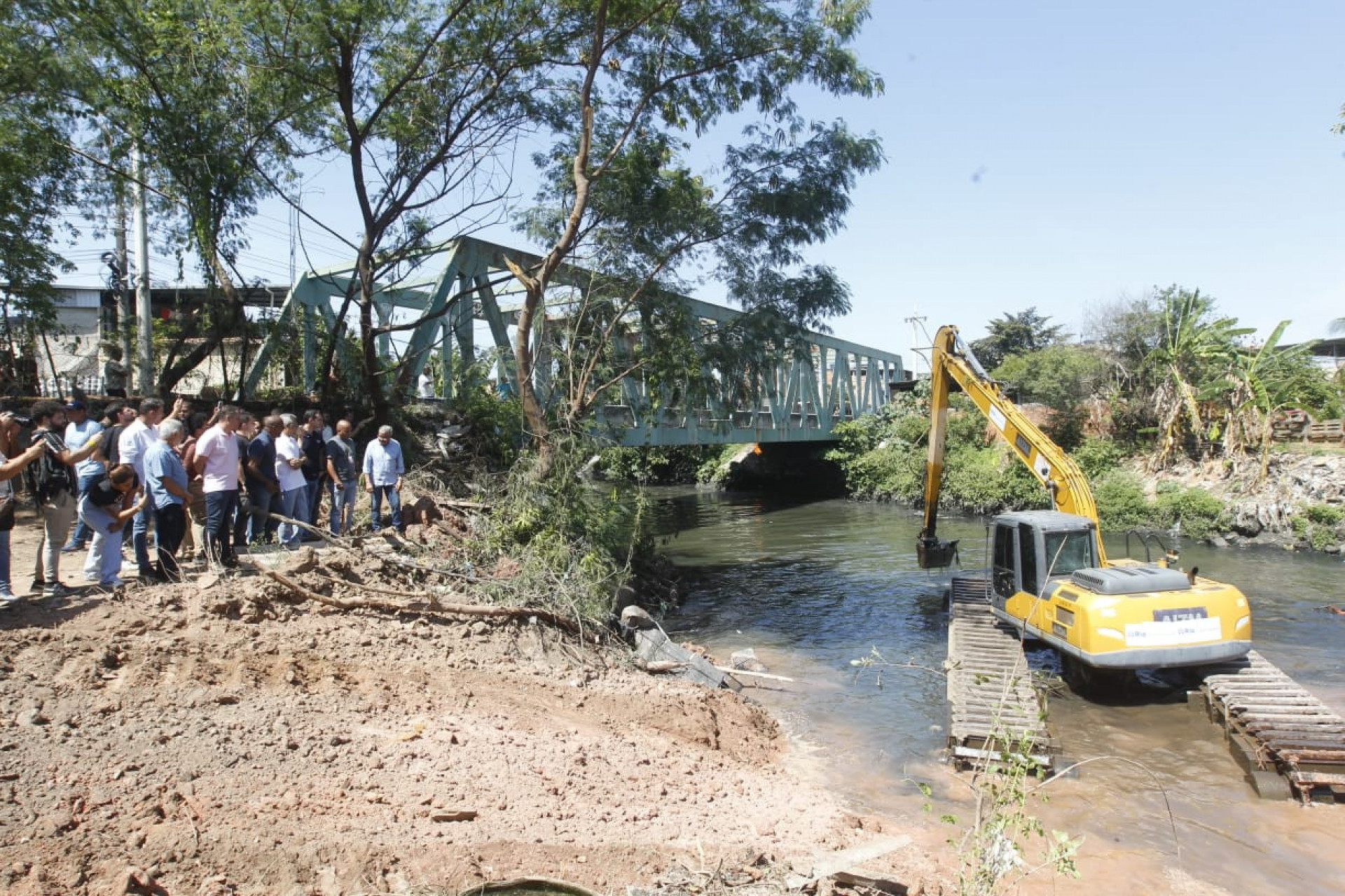 Os serviços de desassoreamento no Rio Acari estão sendo intensificados na manhã deste sábado (22) - Reginaldo Pimenta/Agência O DIA